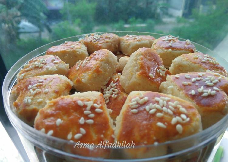 26. Kue kacang renyah