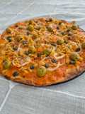 Spicy tuna pizza
