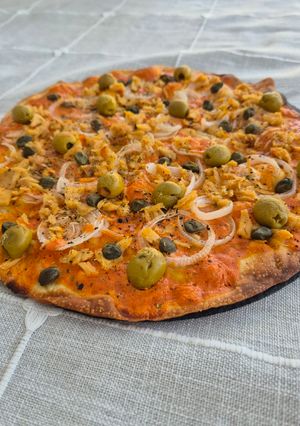 A picture of Spicy tuna pizza.