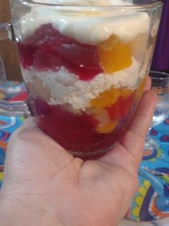 Una foto de 🍨Postre de gelatina, frutas, merengue y crema :MAMÁ MONICA😍