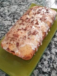 Una foto de Budín con chispas y glaseado de limón