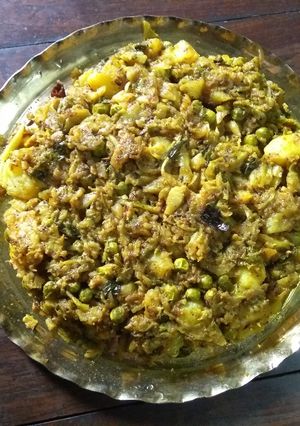 A picture of Cabbage  potato peas curry.