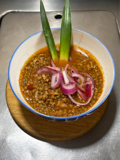Una foto de *"LENTEJAS CON BISTEC DORADO: UN SABOR MEXICANO AUTÉNTICO"*