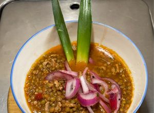 Una foto de *"LENTEJAS CON BISTEC DORADO: UN SABOR MEXICANO AUTÉNTICO"*