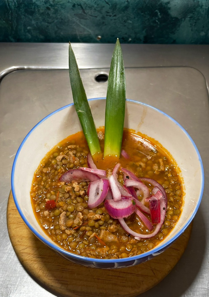 Una foto de *"LENTEJAS CON BISTEC DORADO: UN SABOR MEXICANO AUTÉNTICO"*