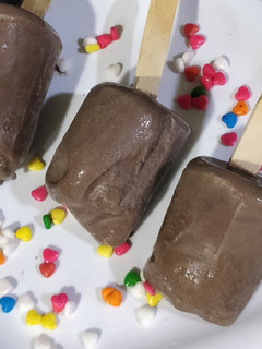 ओरिओ बिस्कीट आईस्क्रीम (oreo biscuit ice cream recipe in marathi) रेसिपी चे मुख्य फोटो