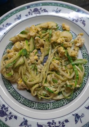 Una foto de Tiras de zucchini con huevo