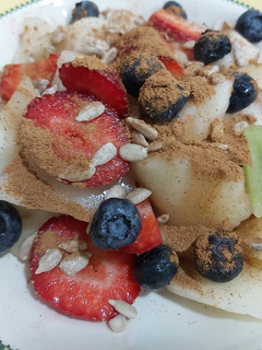 Una foto de Cocktail de frutas con canela pipas de girasol🍓🍎🥝