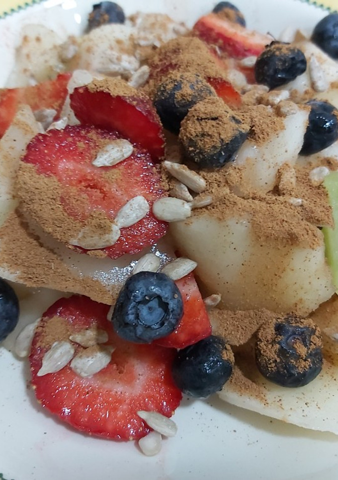 Una foto de Cocktail de frutas con canela pipas de girasol🍓🍎🥝