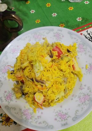 Una foto de Arroz al azafrán con Kanikama