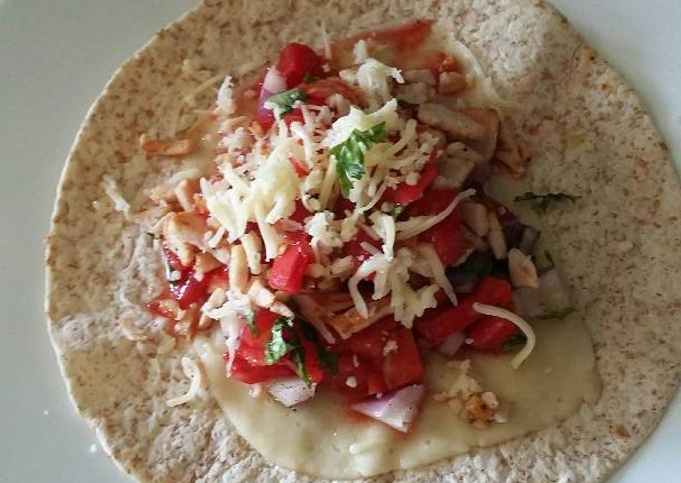 Tortilla de tomate natural, cebolla y cilantro