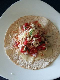 Una foto de Tortilla de tomate natural, cebolla y cilantro