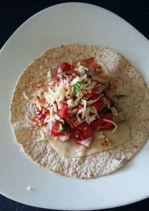 Una foto de Tortilla de tomate natural, cebolla y cilantro