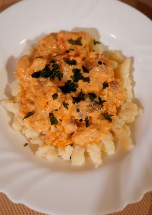 Harcsapaprikás galuskával recept fotója