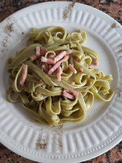 Una foto de Tallarines de espinacas con bacon a la pimienta