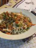 Wok de seitán y fideos de arroz