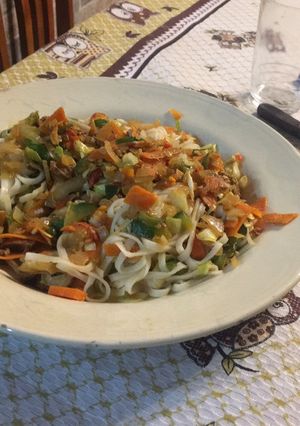 Una foto de Wok de seitán y fideos de arroz