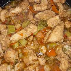 Una foto de Pollo con vegetales