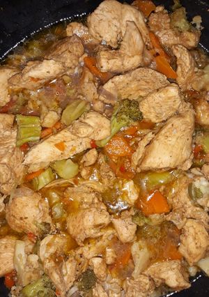 Una foto de Pollo con vegetales