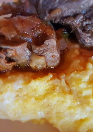 Una foto de Polenta cremosa con estofado de carne