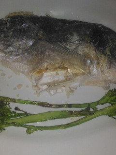 Una foto de Dorada a la sal con guarnición y bella verde