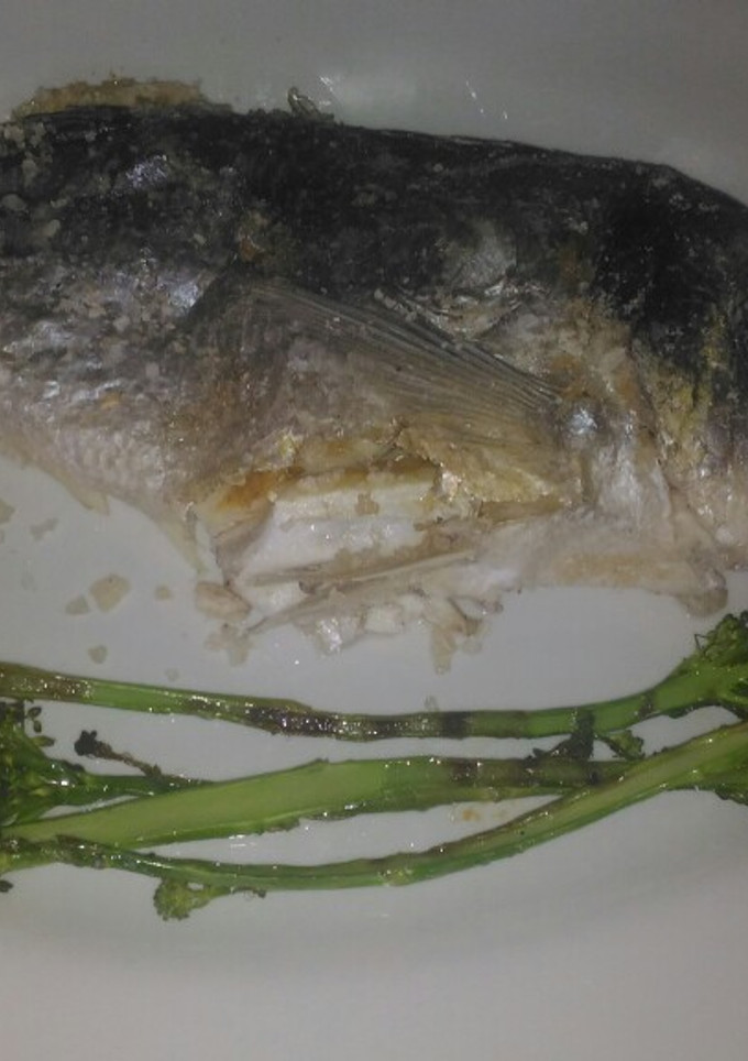 Una foto de Dorada a la sal con guarnición y bella verde