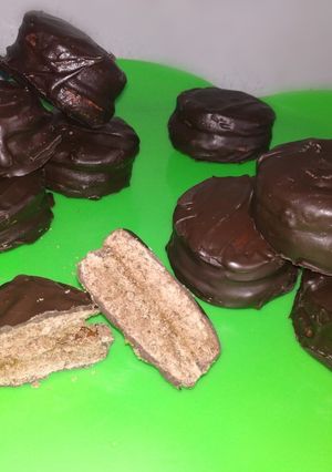 Una foto de Alfajores de chocolate 🤤👩🏻🍳