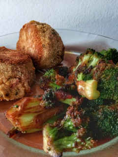 Una foto de Croquetas de verduras y arroz al horno