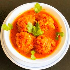 A picture of Yam koftas curry.