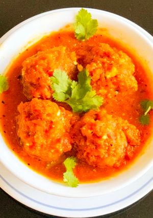 A picture of Yam koftas curry.