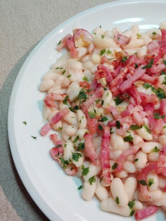 Una foto de Judías blancas con bacon