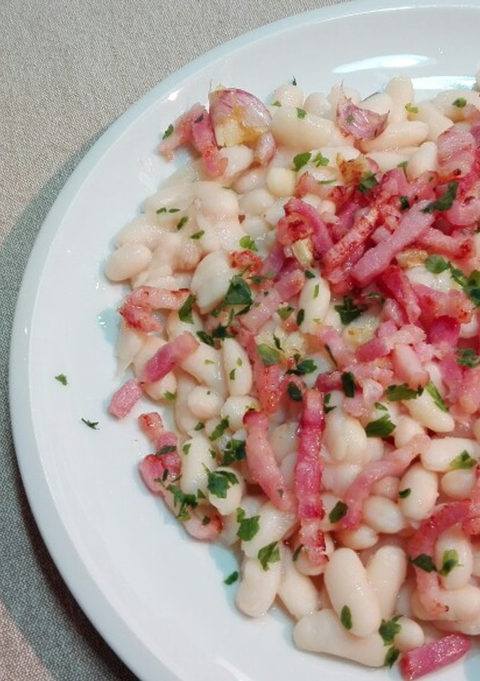 Una foto de Judías blancas con bacon
