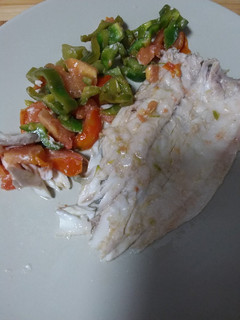 Una foto de 🐟 Lubina con verduras🍅🫑 en papillote🦋