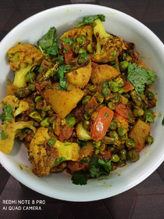 आलू गोभी मटर की सब्जी (Aloo gobhi matar ki sabzi recipe in Hindi) रेसिपी मुख्य फोटो