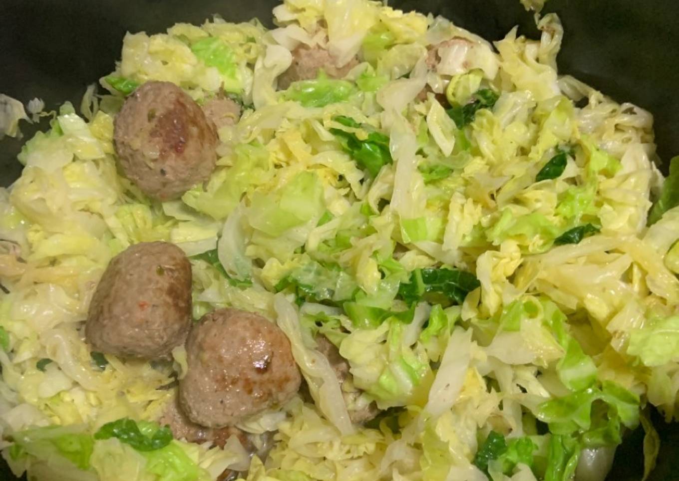 Repollo cocido con albóndigas
