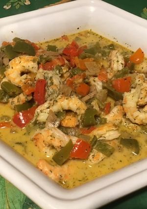 Une photo de Crevettes sauvages aux poivrons, champignons et épices