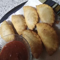 A picture of The/cresent shape samose.