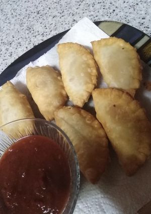 A picture of The/cresent shape samose.