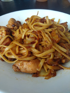 Una foto de Tallarines con repollo (col) y pollo