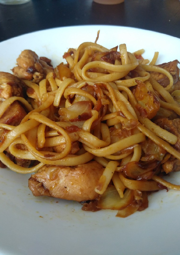 Una foto de Tallarines con repollo (col) y pollo