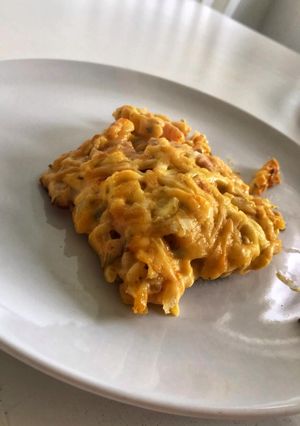 Zdjęcie przepisu Zapiekanka makaronowa z szynką.