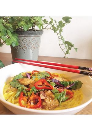 Une photo de Soupe Thaï aux nouilles, légumes et poulet