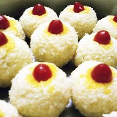 A picture of Fresh coconut ladoo.