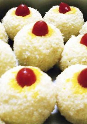 A picture of Fresh coconut ladoo.