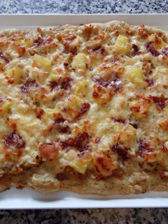 Una foto de Masa Pizza sin gluten en Amasadora con pollo, piña, queso y mermelada