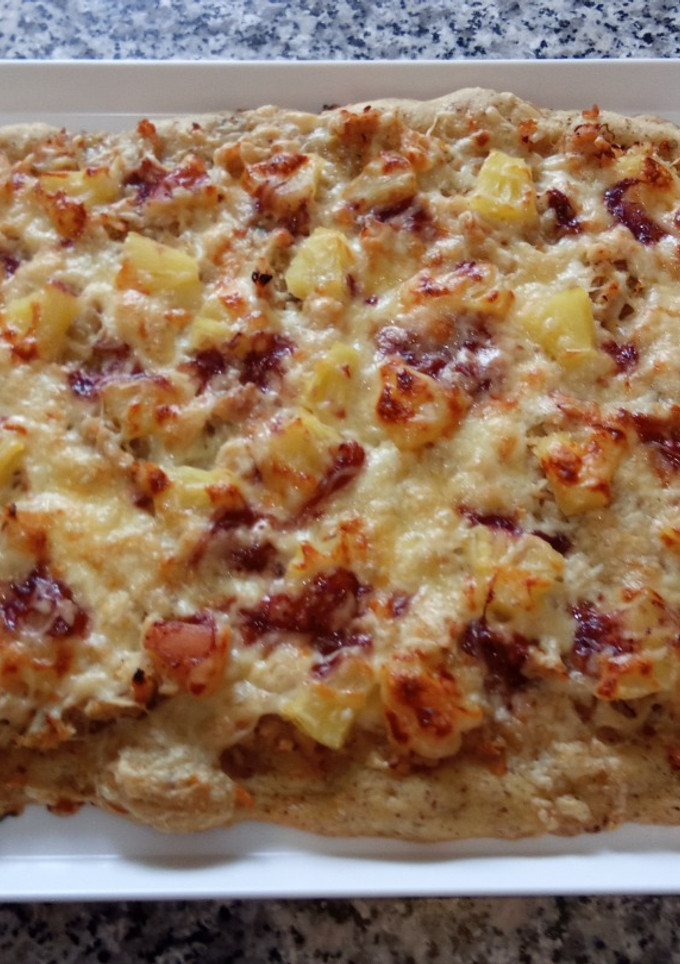 Una foto de Masa Pizza sin gluten en Amasadora con pollo, piña, queso y mermelada