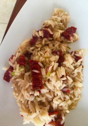 Una foto de Arroz con azafrán y tomates secos