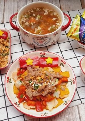 Hình của món Cơm nhà rực rỡ sắc đỏ.