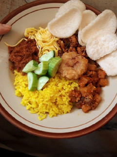 Foto resep Nasi Kuning Komplit (pakai rice cooker)