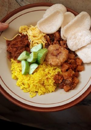 Foto resep Nasi Kuning Komplit (pakai rice cooker)